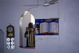 Clocks;-Comoros-Archipelago;-France;-Indian-Ocean;-Islam;-Kaleidos;-Kaleidos-images;-La-parole-à-limage;-Laurent-Abad;-Mayotte;-Mosque;-Niche;-Poster;-Religion;-Stories-Pictures;-Traditional-dress